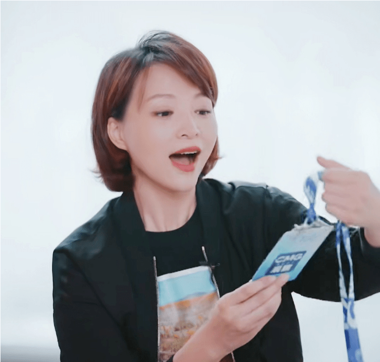 黑衣|没想到董卿也能有“小甜妹”的样子,穿黑衣都年轻,笑起来太可爱