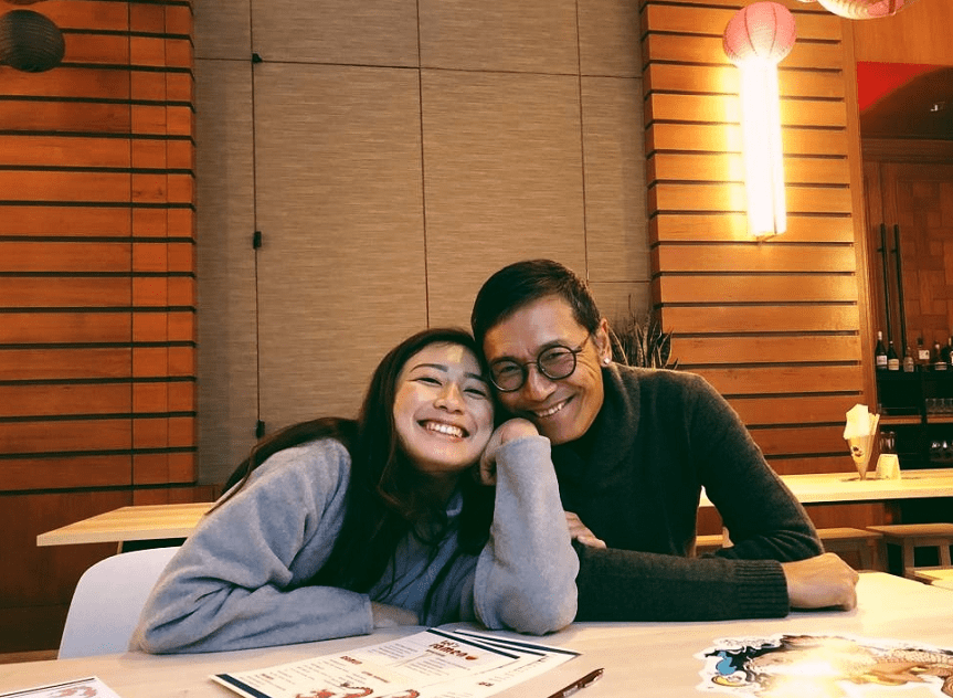 魅力|苗侨伟女儿真是继承了戚美珍的颜值，穿的普通，但气质自然挺稳重