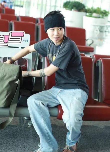 色彩|窦靖童像极了妈妈王菲，穿简单T恤配牛仔裤，洒脱又个性十足