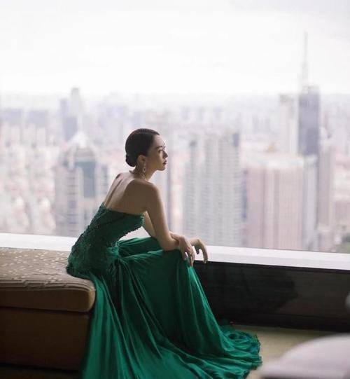 童瑶火|童瑶火了更敢穿，一袭“原谅绿”礼裙出席活动，完美成为全场焦点