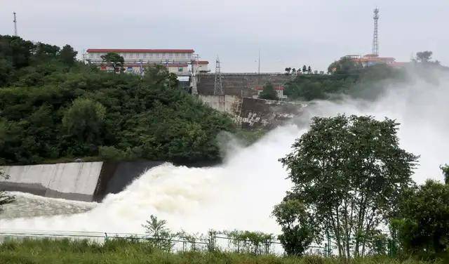 南阳鸭河口水库近日开闸泄洪 泄洪量达到十年来最大值