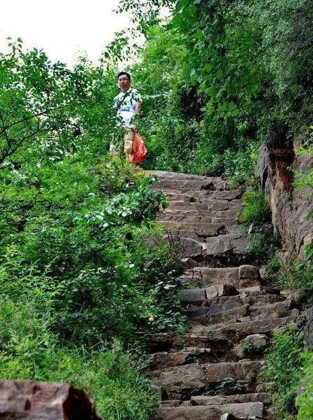 相对于郭亮村挂壁公路出现之前，村民进出山的天梯路才是真的险