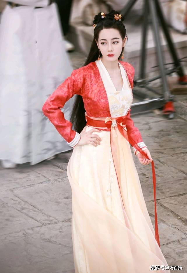 运动服|迪丽热巴私服穿搭新鲜出炉,穿绿色运动装元气清新,太接地气了!