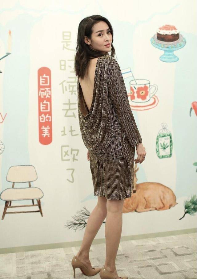 设计|于明加真厉害，穿一袭连衣裙亮相，让她魅力大增，美出了新高度