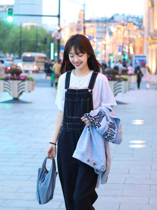 显得|背带裤是“年轻”的代表？原来30+也能穿出青春感，减龄又洋气
