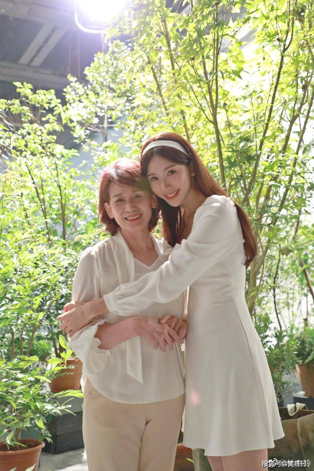 长发|林志玲动脸了?最新近照怼脸拍有点没认出来,网友:越来越像萧蔷