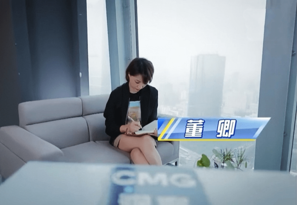 黑衣|没想到董卿也能有“小甜妹”的样子,穿黑衣都年轻,笑起来太可爱