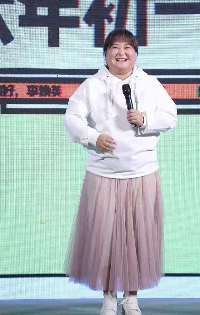 贾玲|150斤贾玲身材不算好但挺耐看！穿印花公主裙，清新减龄气质在线