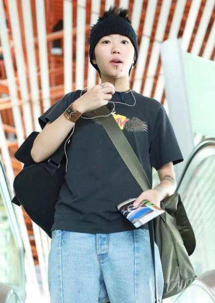 色彩|窦靖童像极了妈妈王菲，穿简单T恤配牛仔裤，洒脱又个性十足