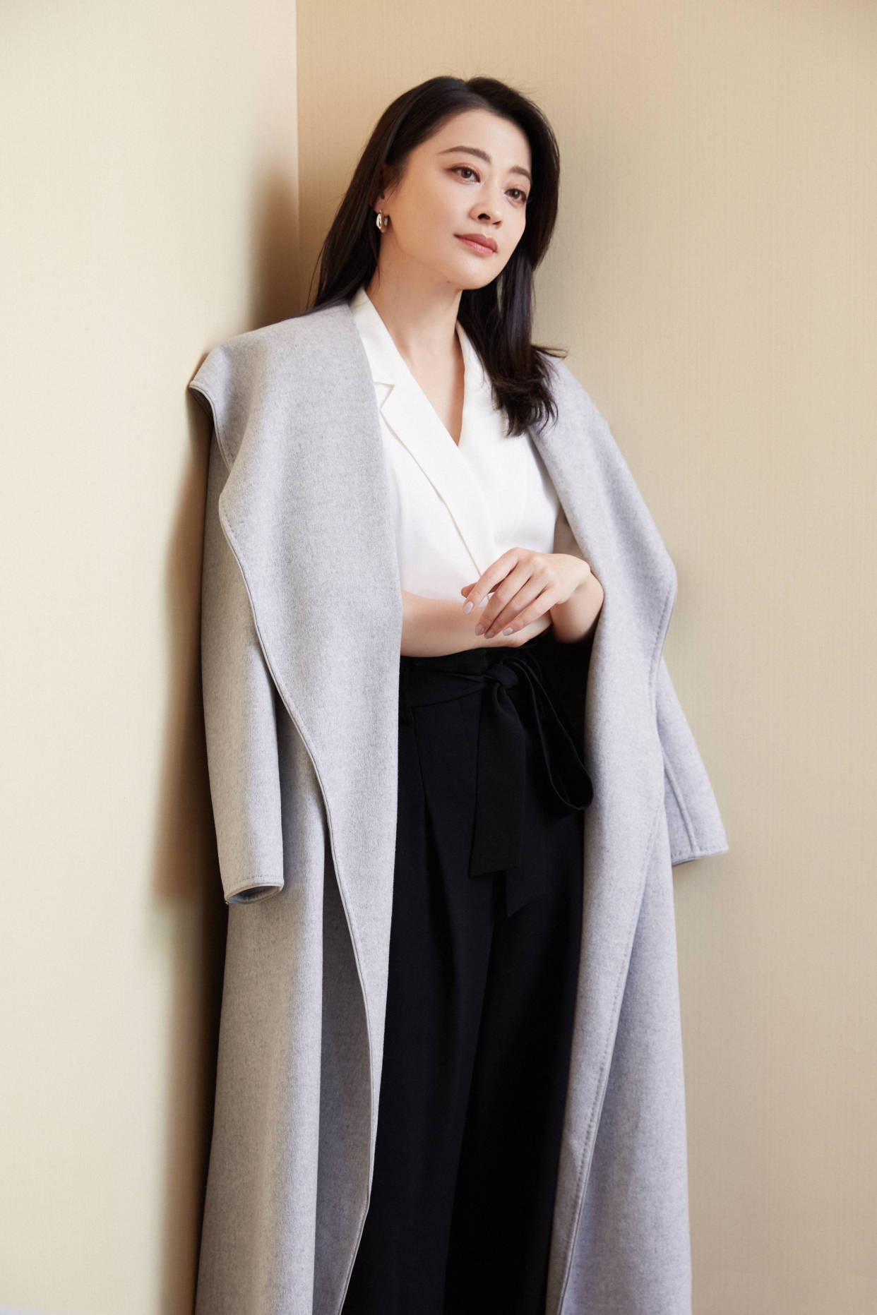 原创梅婷真是气质型女神衬衫裙搭条针织披肩现身也能美得高雅大气