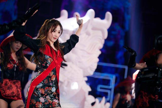 黑色|张含韵真的甜到骨子里了，穿一袭薄纱连衣裙优雅温柔，高贵精致