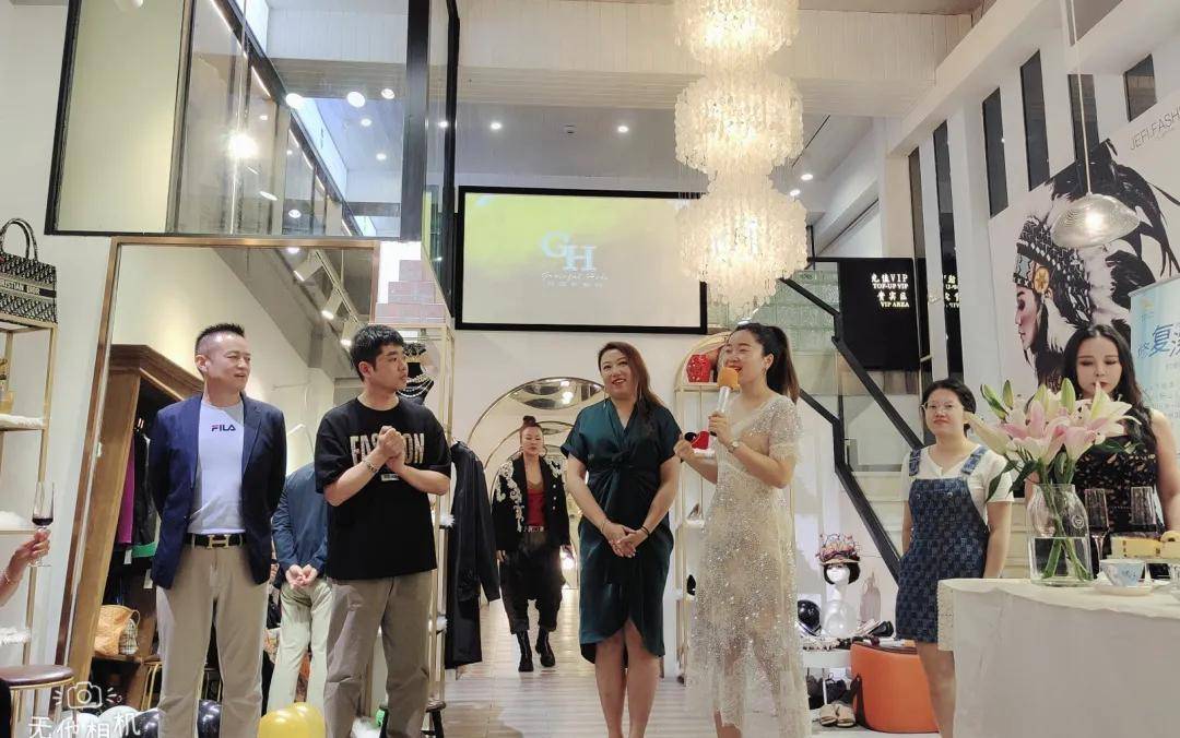 股东|尊享时装盛宴,共赴时尚秘境——打造专属你的气场