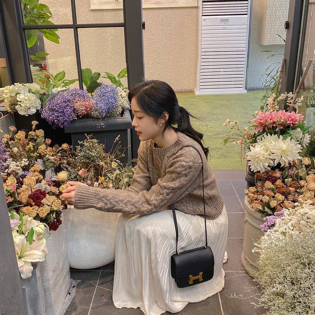 桔红色|秋日不知穿什么？不妨试试毛衣与裙子的天作之合，温柔优雅显魅力