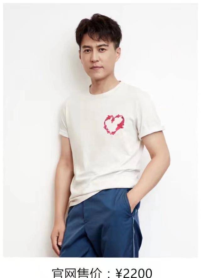 心形|老干部靳东挺厉害！白T恤牛仔裤满脸少年感，43岁装嫩吊打小鲜肉