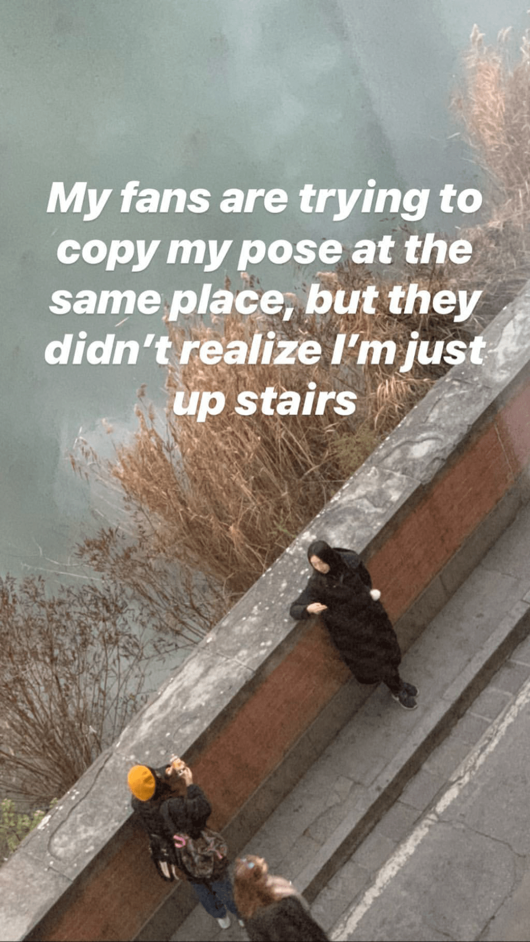 名畫|周杰倫打卡巴黎名勝，和女兒拍照復刻名畫超會玩，小周周亭亭玉立