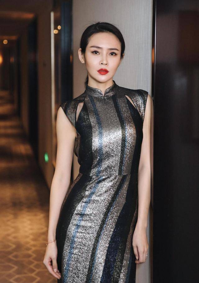 设计|于明加真厉害，穿一袭连衣裙亮相，让她魅力大增，美出了新高度