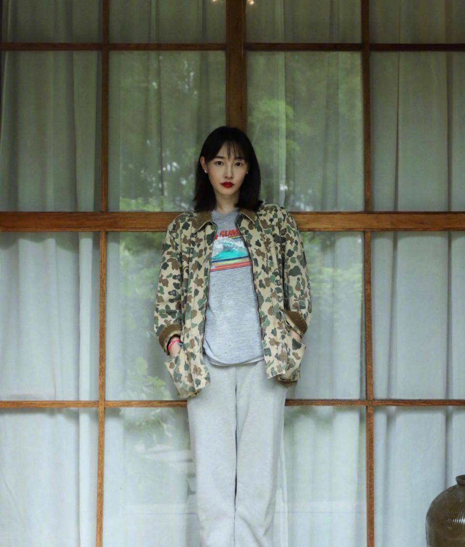 魅力|白百何晋升“穿搭博主”，穿一身红成熟有魅力，自信的笑容真美