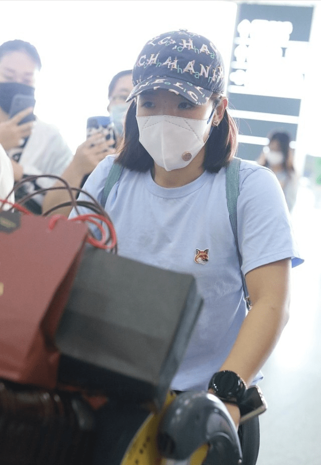 身材|刘诗雯樊振东同走机场，穿T恤显运动员的风范，胸前小狐狸挺抢眼