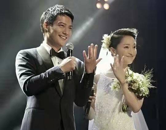 前夫|周迅前夫近照曝光！穿休闲装搂美女合影彻底放飞自我，身材胖不少