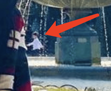 名畫|周杰倫打卡巴黎名勝，和女兒拍照復刻名畫超會玩，小周周亭亭玉立