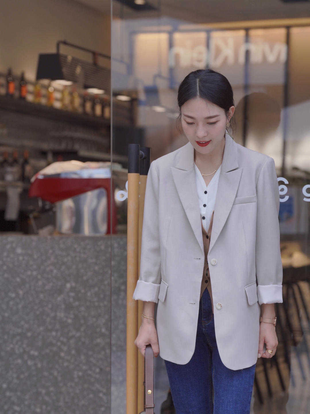 显得|针织衫有多耐看?几套活力满满的示范穿搭送你,漂亮大气