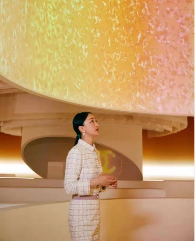 前夫|周迅前夫近照曝光！穿休闲装搂美女合影彻底放飞自我，身材胖不少