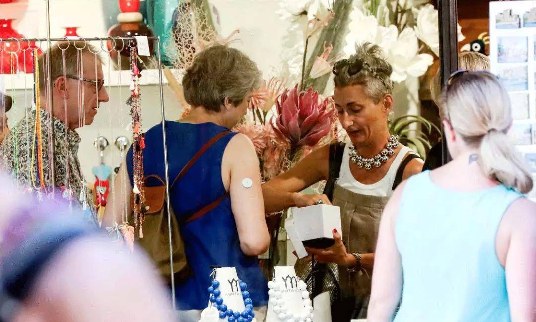 Bennett|穿着豹纹当首相，就算60岁也要画最美的妆，穿最美的衣服