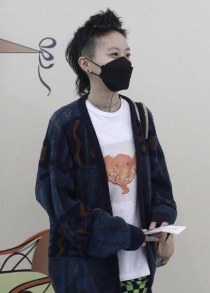 色彩|窦靖童像极了妈妈王菲，穿简单T恤配牛仔裤，洒脱又个性十足