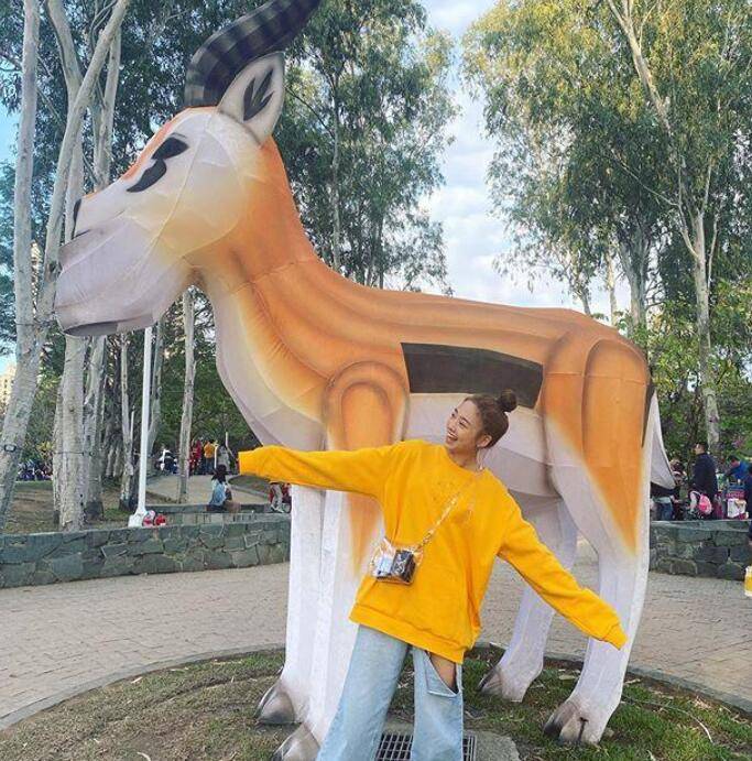 个性|妹子们也可以学鬼鬼搭配一条破洞牛仔裤,个性活力满满