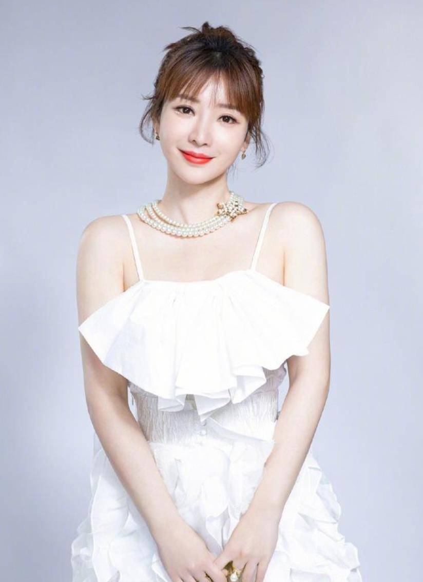 身材|柳岩穿衣变保守了，穿吊带裙要用四根带子固定，开始走乖乖女路线