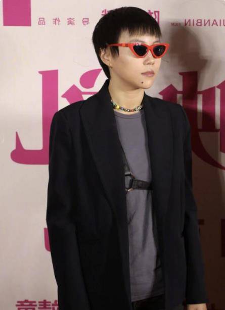 色彩|窦靖童像极了妈妈王菲，穿简单T恤配牛仔裤，洒脱又个性十足