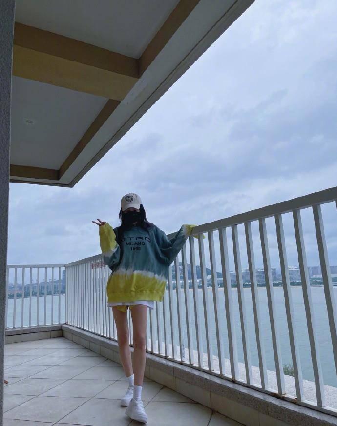 女友|贝克汉姆小儿子眼光不错，找的女友颜值好身材棒，穿卫衣长腿抢镜