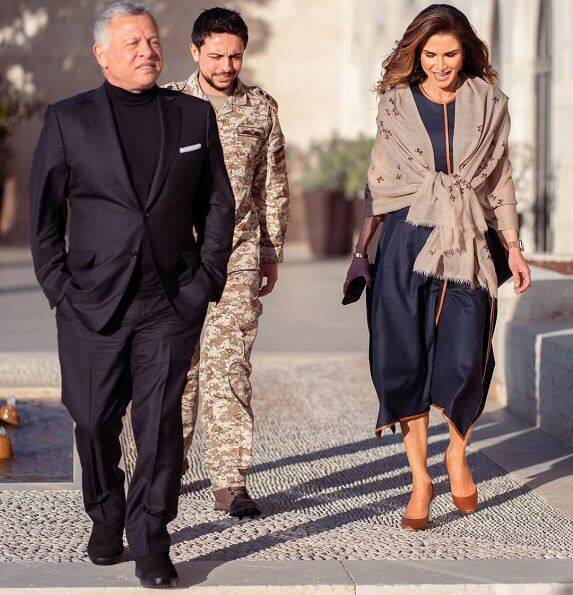 紫裙|约旦王后51岁生日官方照来啦！一身紫裙亮相真贵气，看着真像30岁