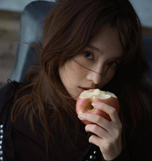 脸颊|李沁最新时尚大片曝光，气质灵动羡煞一众女星