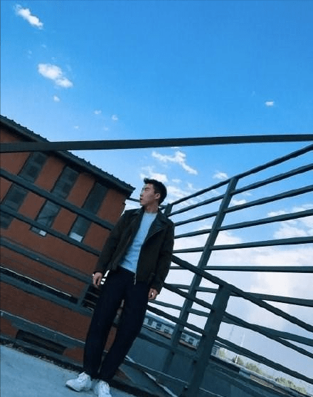 颜色|《扫黑风暴》的“孙兴”火了，私下穿暖黄色衬衫，看着干净又清爽