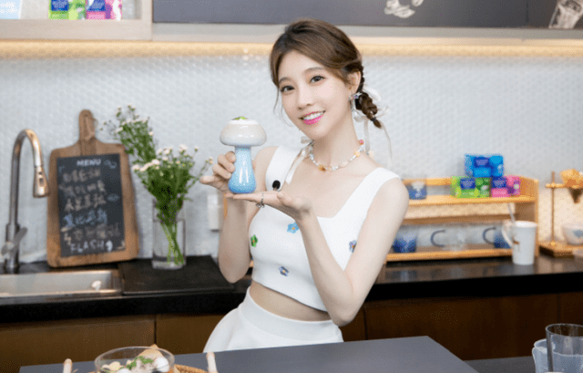 梦想|冯提莫参加闪电咖啡馆，表现风趣幽默，反客为主，展现综艺天赋