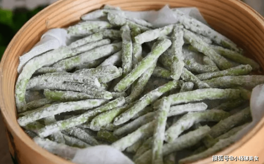 第三步:将豆角放入蒸笼里面蒸8到10分钟,等待面粉或者细米熟了以后