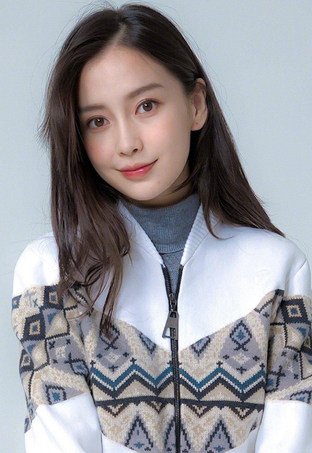 短裙|做明星也不容易，杨颖拍写真能看到满眼血丝，穿名牌服装都没精神