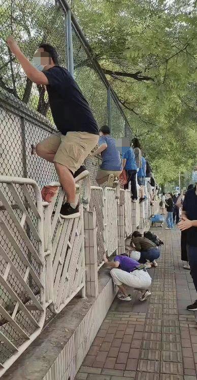 家长|爸爸接3岁女儿放学，父女俩抱着哭成泪人，妈妈：第一次离开身边