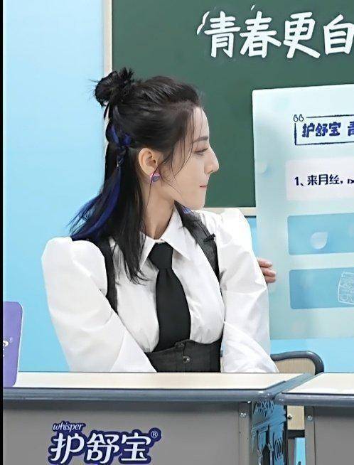 整体|迪丽热巴“蓝色挑染”太惊艳，女团风造型又甜又飒，就是有点显胖