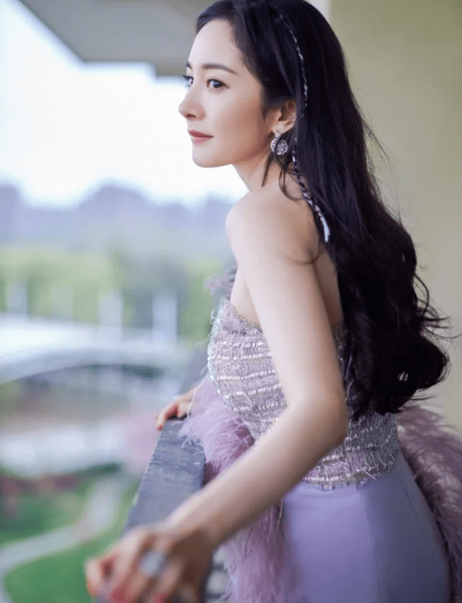 黑色|辣妈杨幂，身材一绝，少女感十足