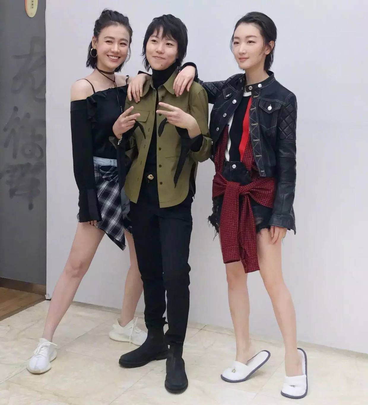 黑色|窦靖童的中性穿搭很抢镜，黑色西服套装内搭红色针织衫，又飒又美