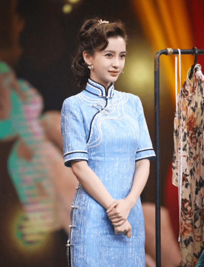整体|赵本山女儿穿旗袍秀身材，化大浓妆太妩媚，成熟过头反而有些显老