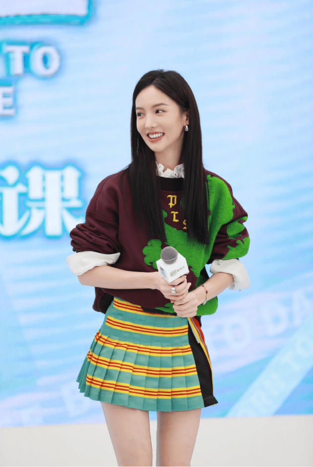 视觉|金晨穿得可真像00后，虽然这裙子看着有点短，但是真显腿长