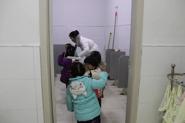 厕所|3岁半孩子上幼儿园第一天，就被老师劝退，背后原因值得反思