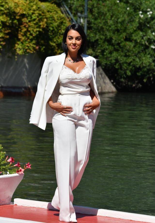 女友|C罗女友凭“梨形身材”闪耀红毯,昔日柜姐彻底逆袭成时尚女王