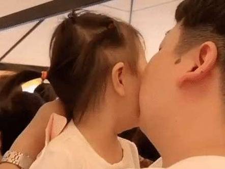 宝爸|宝爸送女儿上幼儿园哭成泪人，网友：说好的“男儿有泪不轻弹”呢