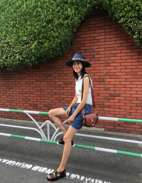 秦舒培|‘拿得住’陈冠希的女人有韵味，秦舒培虽然不惊艳，但穿搭挺有范