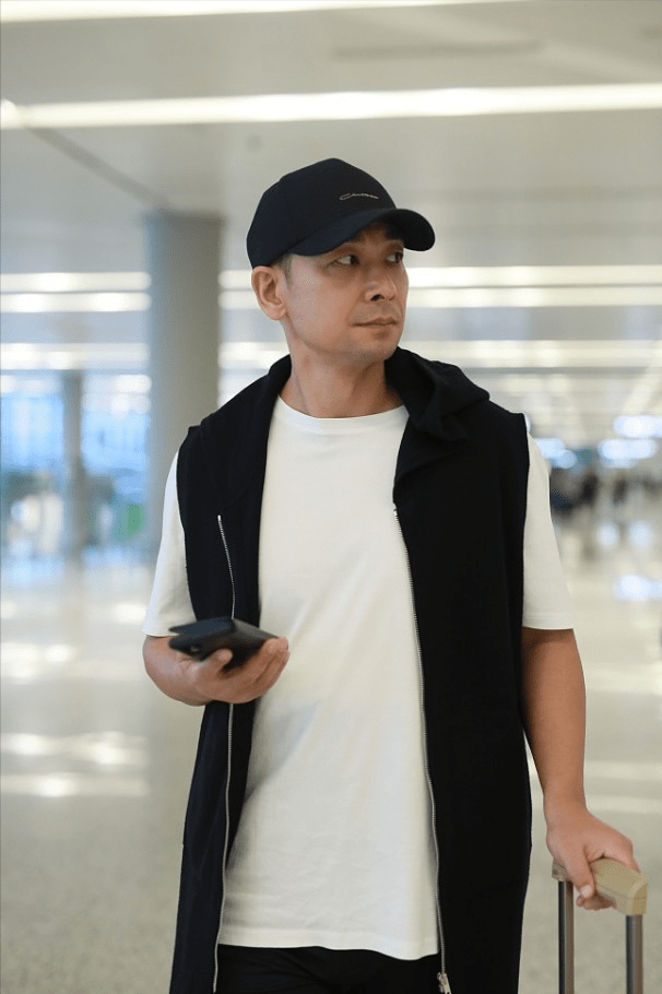 黑色|“功夫明星”赵文卓，50岁身材还挺好，穿简约白T还挺时尚