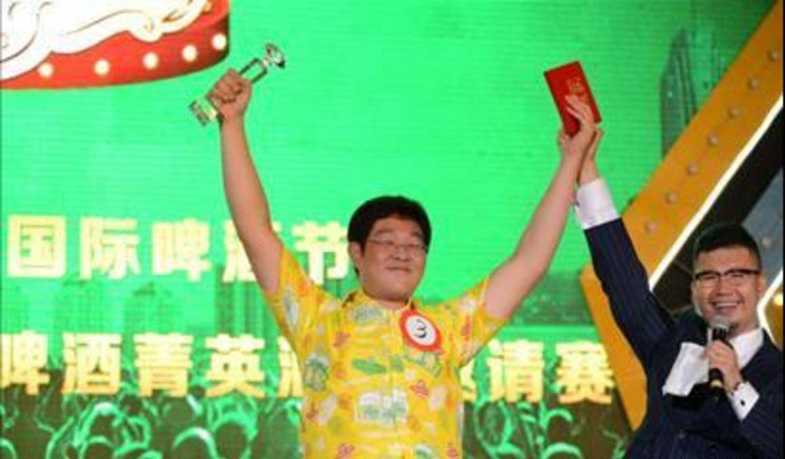 因为|青岛小伙任光超：靠喝酒赢得5辆车、15万奖金，还娶到记者做老婆？